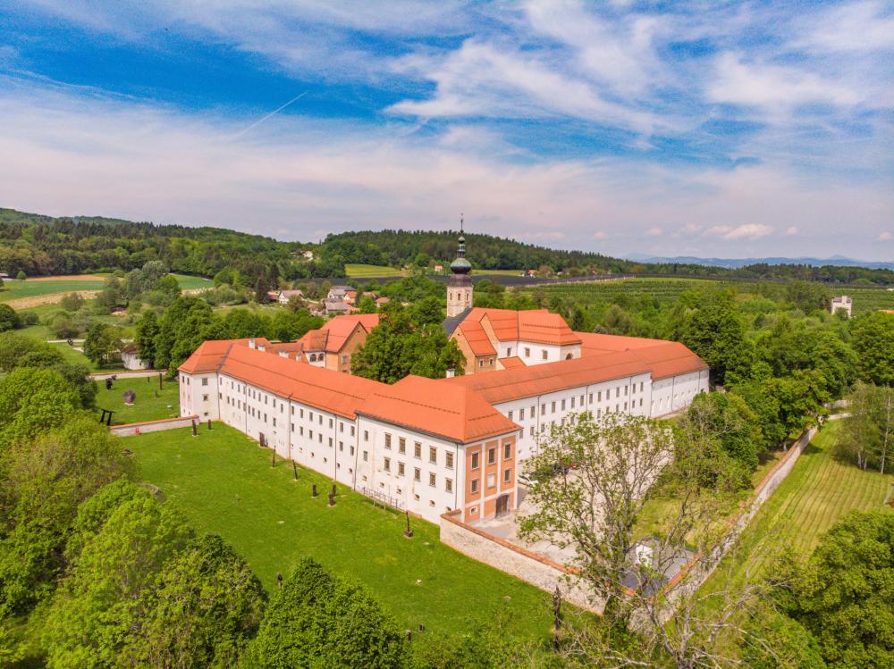 SLEDI UMETNOSTI: VODEN POHOD PO TOČKAH KULTURNE KRAJINE MEDNARODNE POHODNIŠKE POTI CISTERCIJANOV