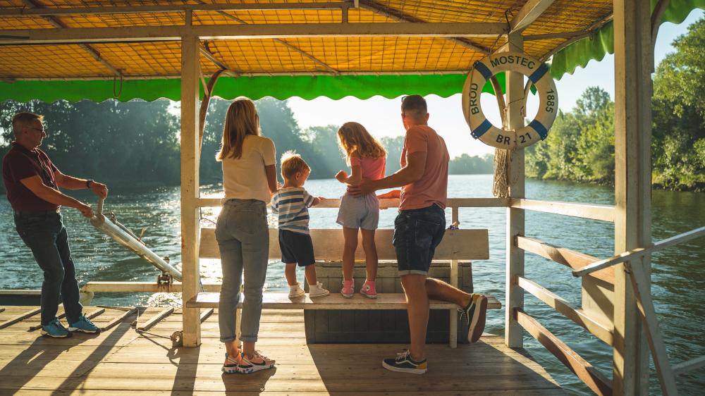 JESENSKA DOŽIVETJA 25: DEDIŠČINA BRODARSTVA NA MOSTECU VODENI OGLED Z LOKALNIM TURISTIČNIM VODNIKOM