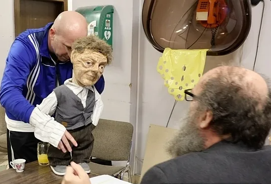 KDO JE OKUŽIL DEDKA?