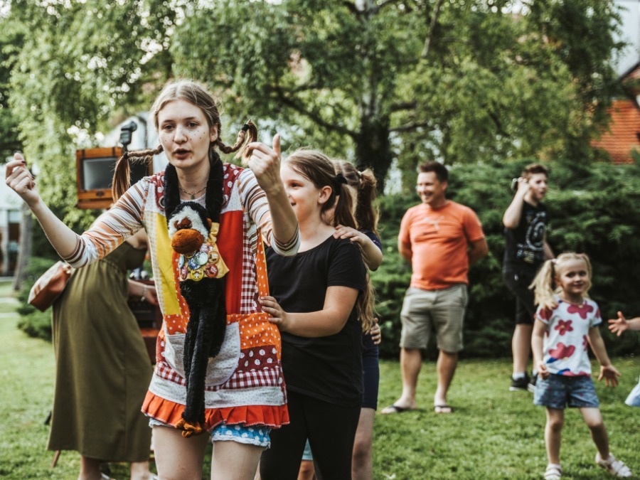 DRUŽINSKI PIKNIK V PARKU