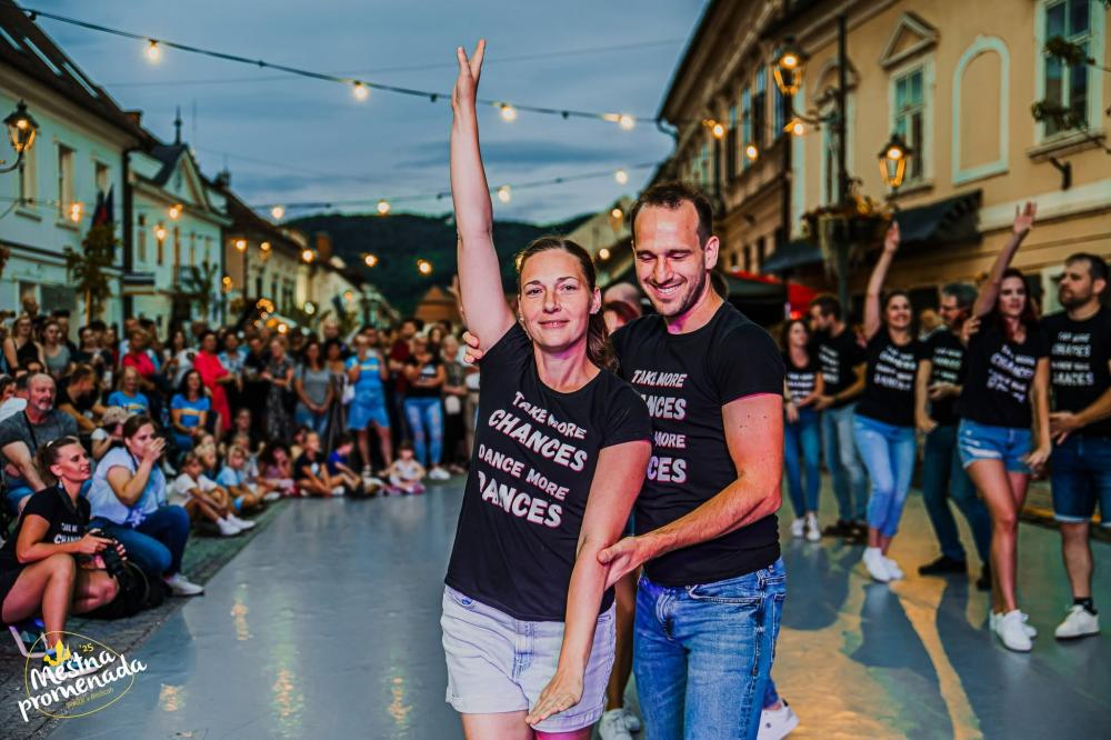 5. VEČER MESTNE PROMENADE BREŽICE: GIN & PAINT IN PLESNI VEČER